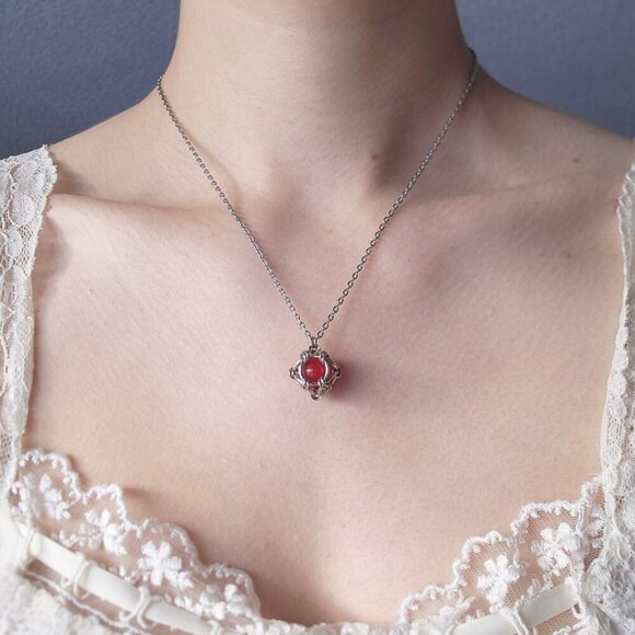 Antique gothic red pearl chainmaille necklace with a small silver chain - Picture 2 of 6